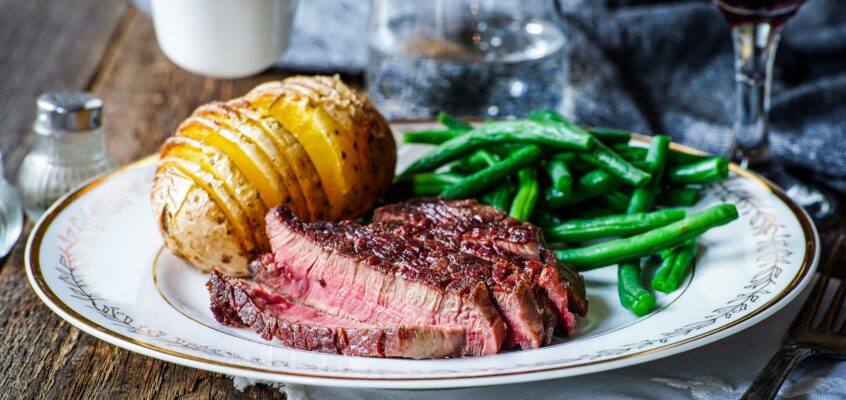 Steak zo sviečkovice s omáčkou z červeného vína